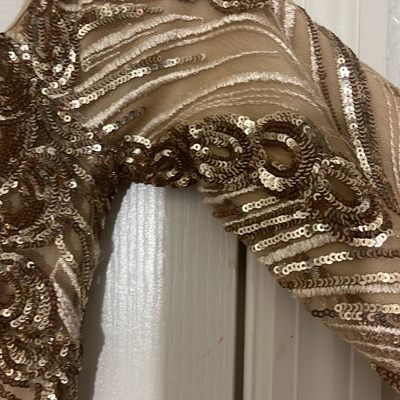 Beautiful Gold Sequins Form Fitting Size Small. - Picture 9 of 12